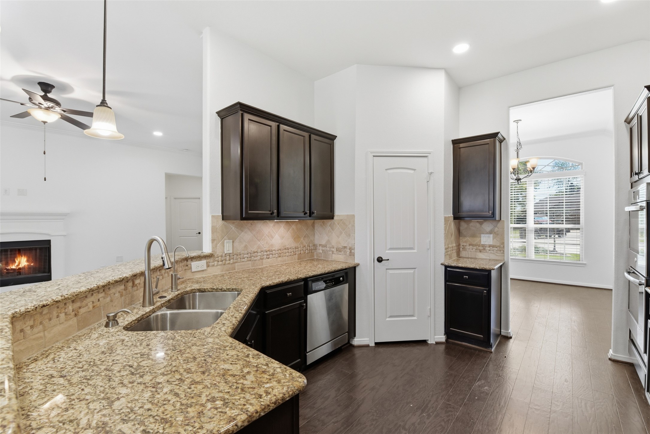 212 Fallow Buck Court Conroe, TX 77384 - Photo 15 of 33