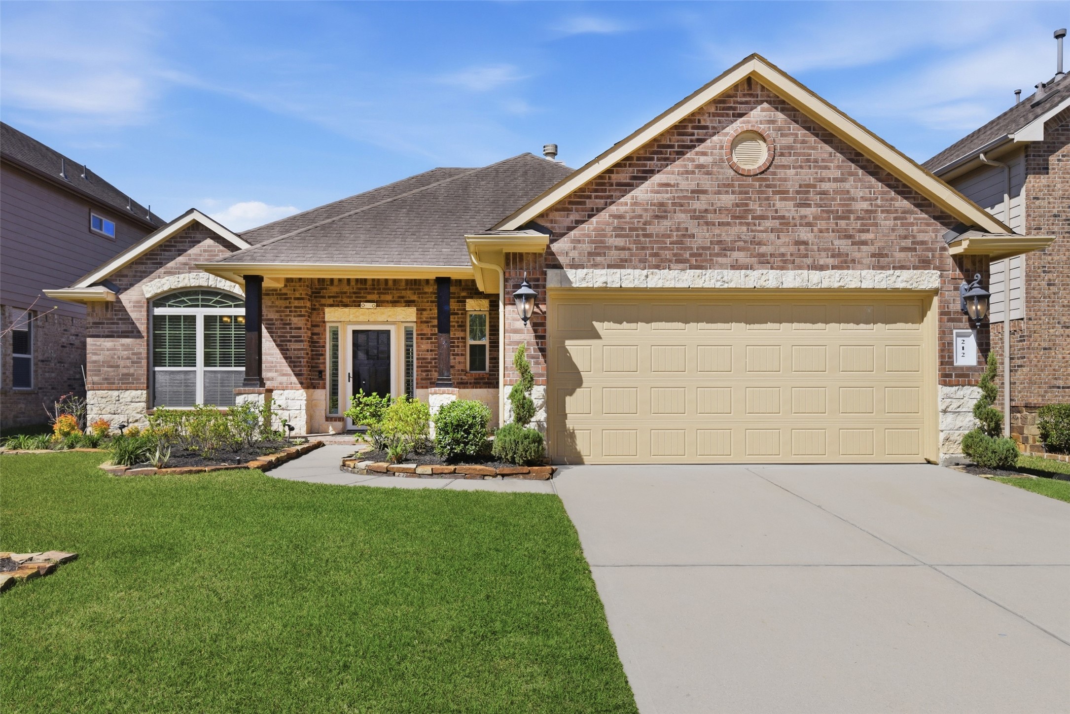 212 Fallow Buck Court Conroe, TX 77384 - Photo 2 of 33