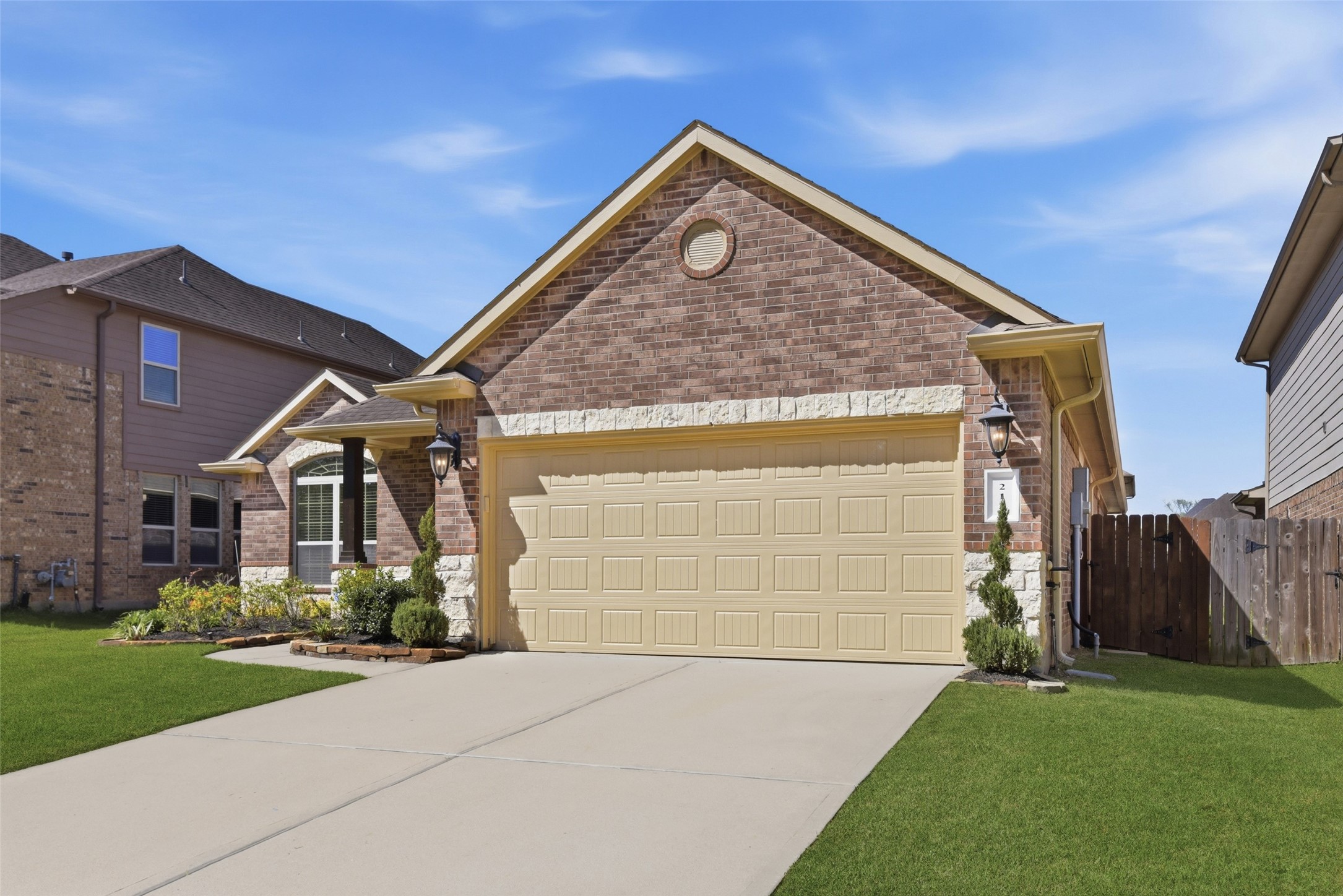 212 Fallow Buck Court Conroe, TX 77384 - Photo 3 of 33