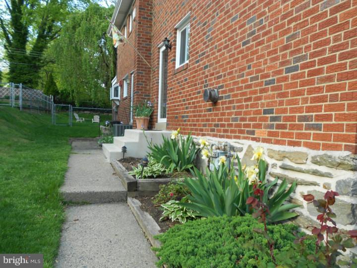 215 Juniper Road Havertown, PA 19083 - Photo 3 of 19