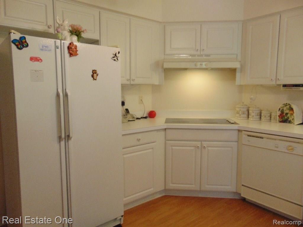 44802 West 10 Mile Road Novi, MI 48375 - Photo 10 of 36 white appliances.JPG