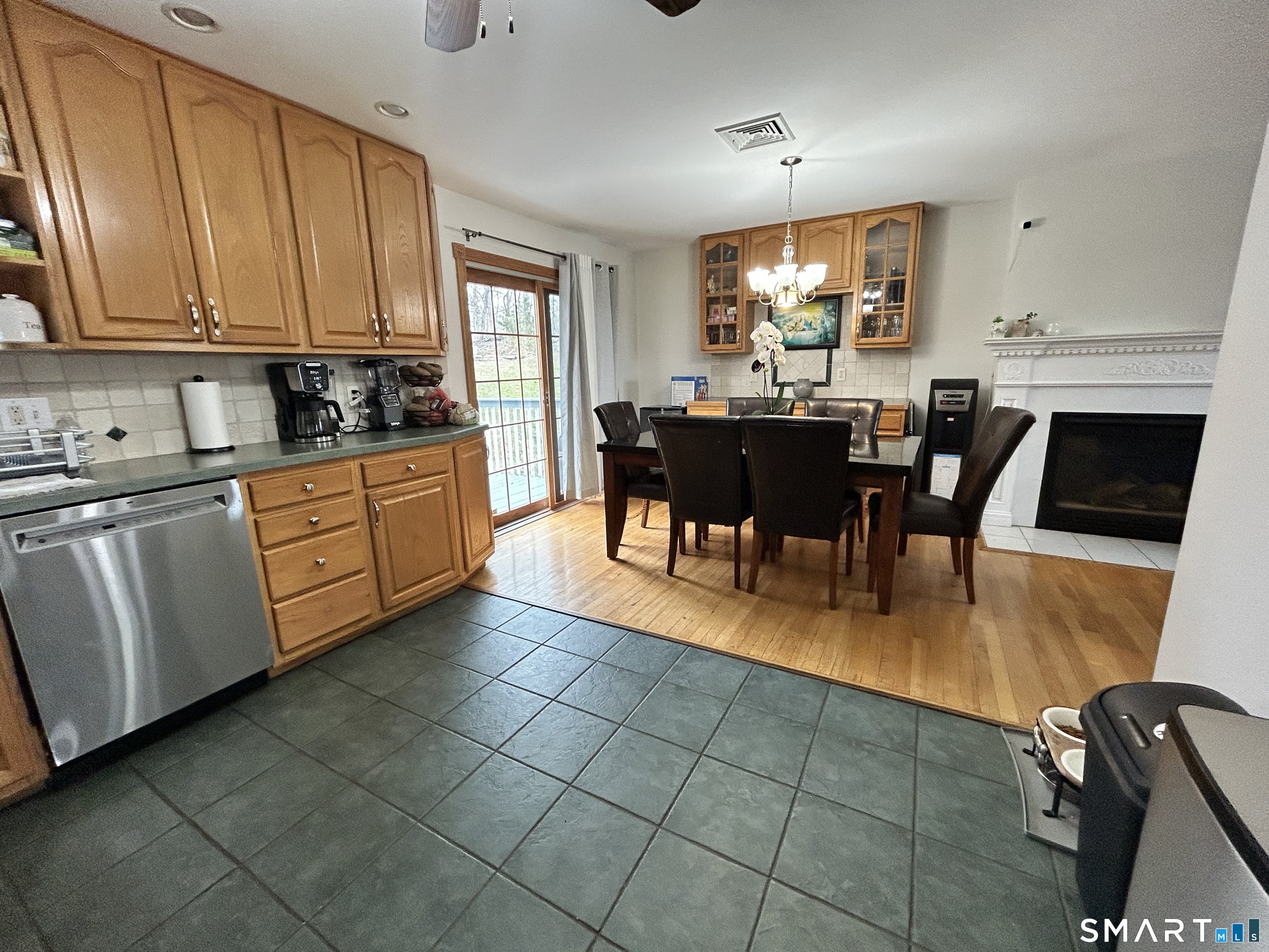 39 Asia Circle Bridgeport, CT 06610 - Photo 4 of 32