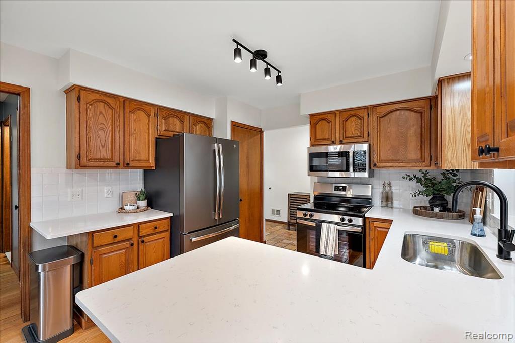 51604 Base Street New Baltimore, MI 48047 - Photo 10 of 47 Gallery Image 10