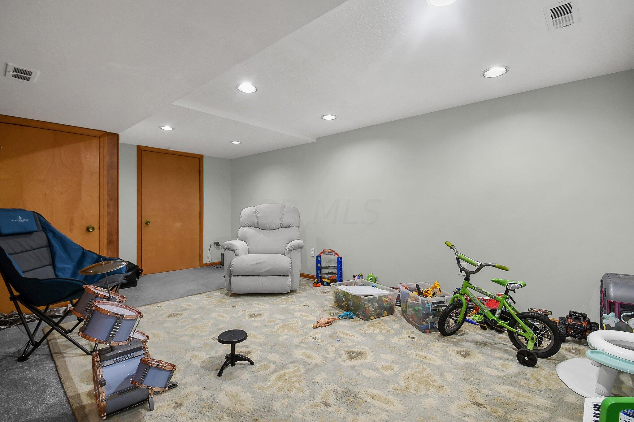 5696 Beechcroft Road, Unit M Columbus, OH 43229 - Photo 20 of 27 25-web-or-mls-5696-beechcroft-rd-m