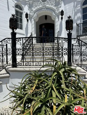 $17,000 | 1302 North Sweetzer Avenue, Unit 2, West Hollywood, CA 90069