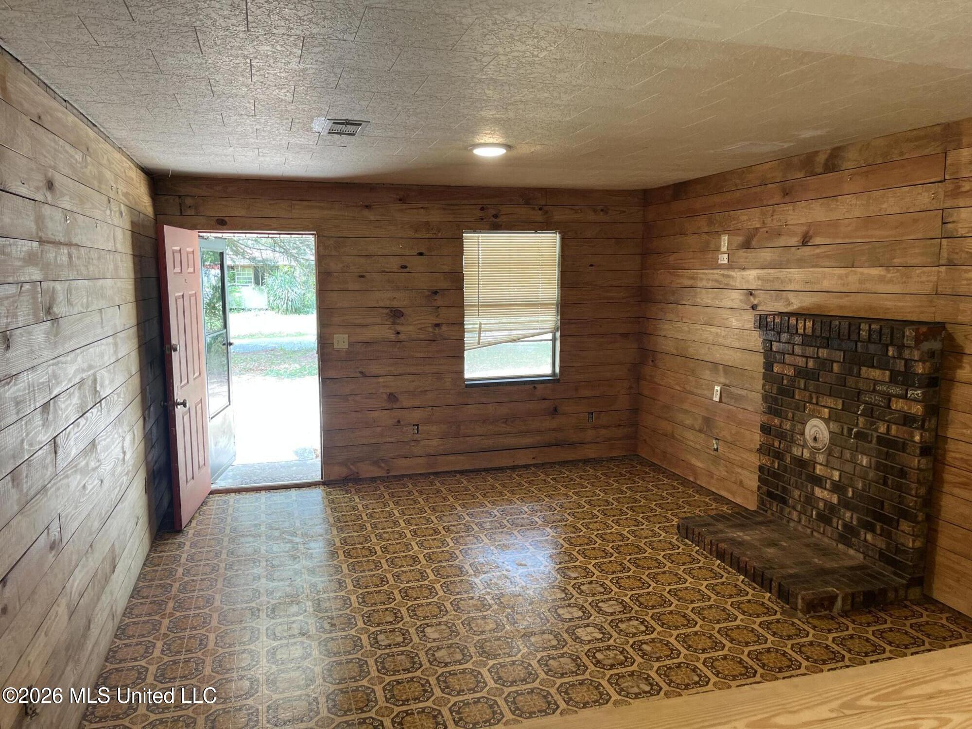 1215 Mt Zion Road Northwest Brookhaven, MS 39601 - Photo 5 of 20 IMG_8103