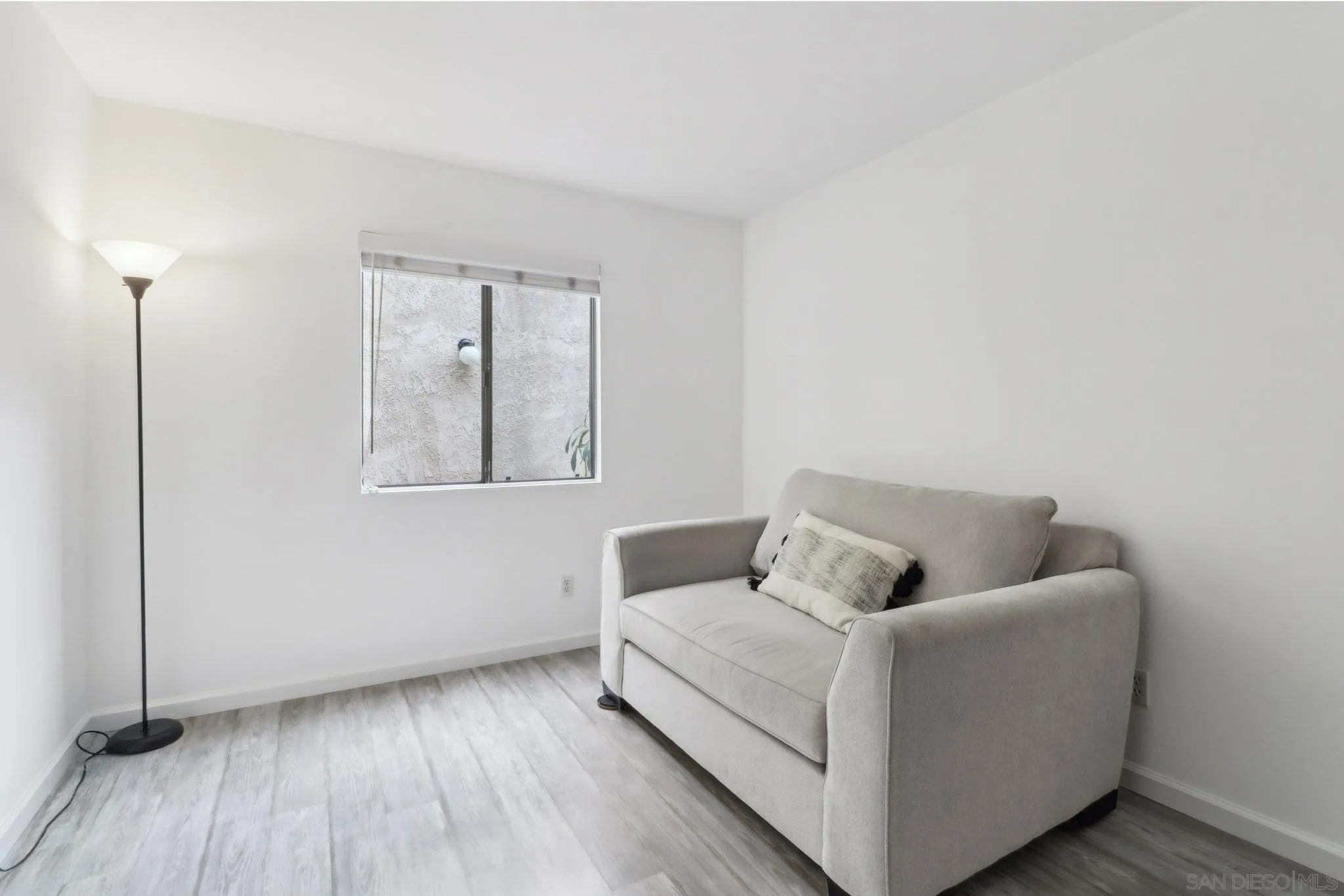 6872 Shearwaters Drive Carlsbad, CA 92011 - Photo 23 of 45 a living room with furniture and a wooden floor