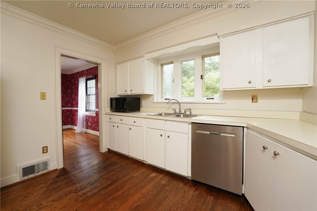 707 Laurel Road Charleston, WV 25314 - Photo 7 of 30 Kitchen / Dining room for easy entertainment.