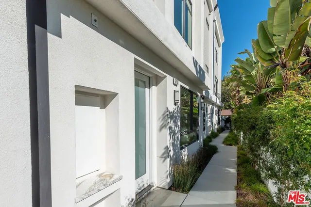 $8,500 | 3232 South Barrington Avenue, Los Angeles, CA 90066