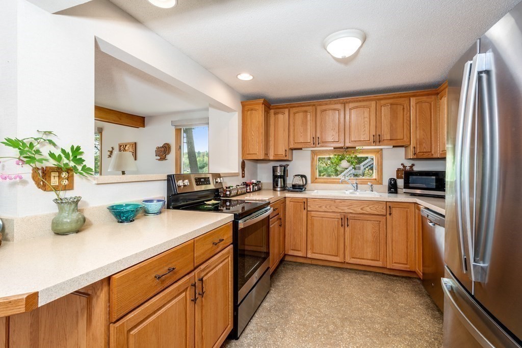 27 Horseshoe Circle Ware, MA 01082 - Photo 12 of 28