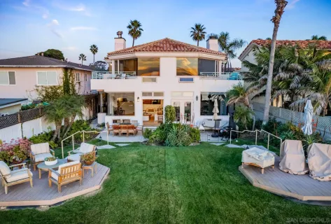 a view of a houses with a yard