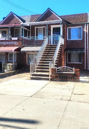 a front view of house with yard