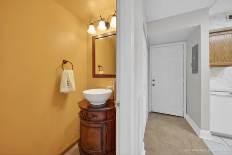 $260,000 | 811 Pahl Road, Elk Grove Village, IL 60007