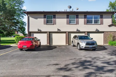 $260,000 | 811 Pahl Road, Elk Grove Village, IL 60007