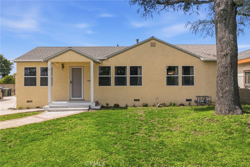 a view of a house with yard