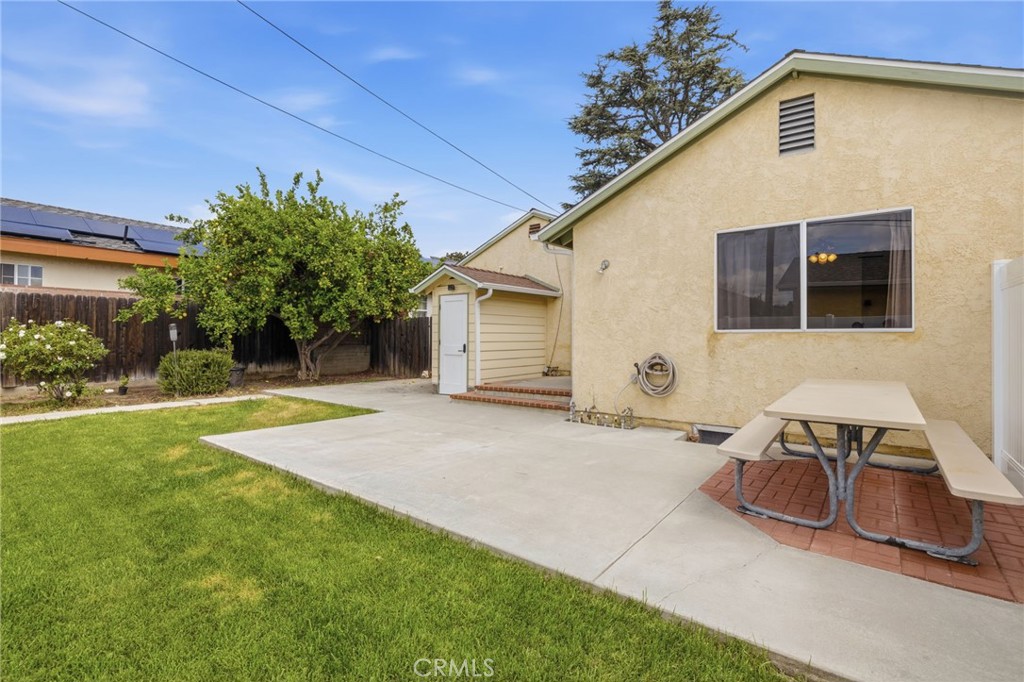 2407 North Keystone Street Burbank, CA 91504 - Photo 24 of 28 a front view of a house with a yard