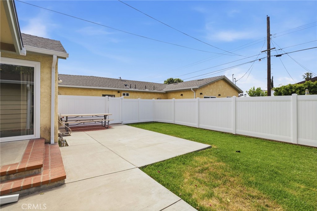 2407 North Keystone Street Burbank, CA 91504 - Photo 27 of 28 a view of a backyard