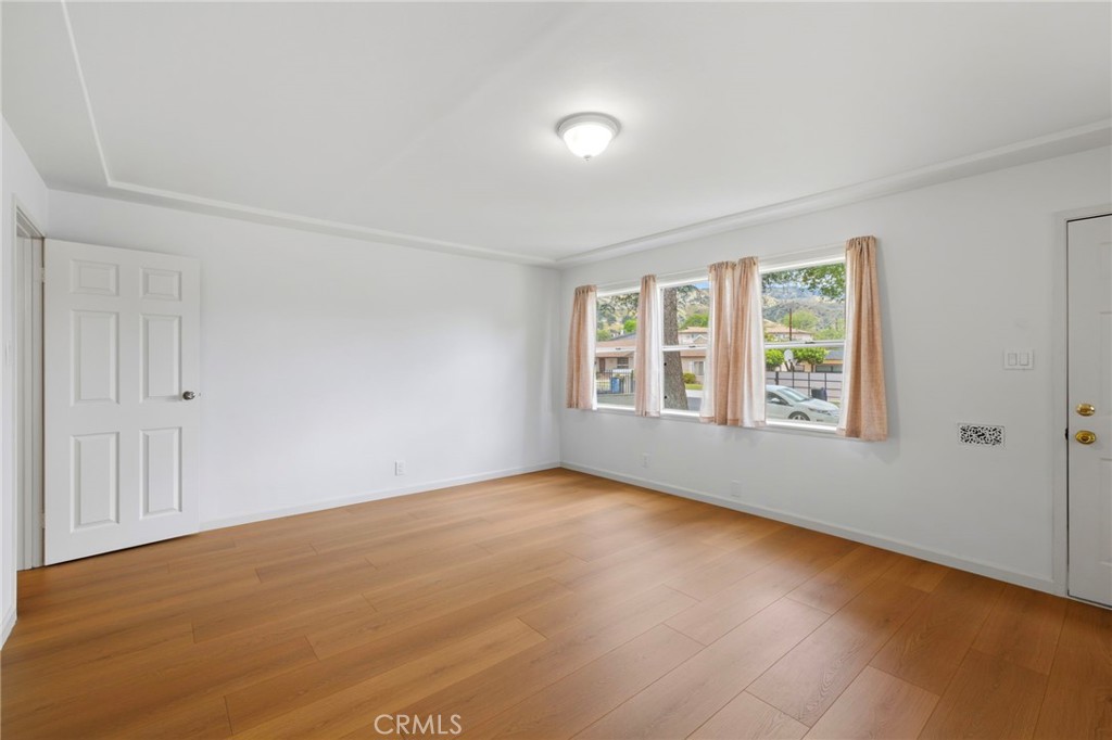 2407 North Keystone Street Burbank, CA 91504 - Photo 6 of 28 an empty room with windows