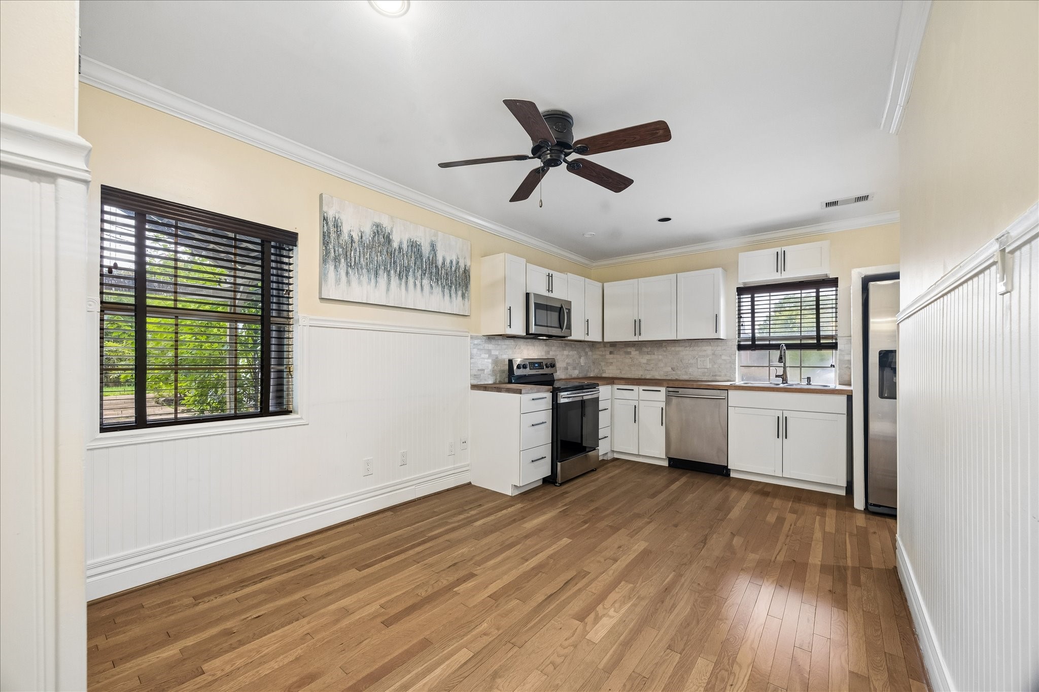 3231 North MacGregor Way Houston, TX 77004 - Photo 19 of 22 This apartment is complemented by an integrated dining area
