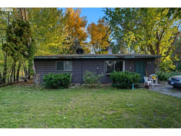 a view of a yard in front of house