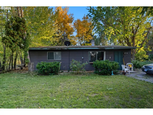 a view of a yard in front of house