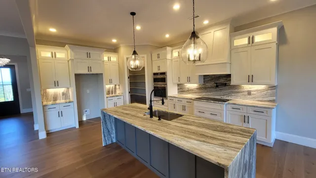 $999,900 | 5208 Aspen Avenue, Morristown, TN 37813