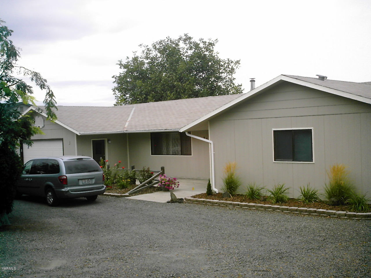 41 Roza Road Grandview, WA 98930 - Photo 1 of 7 a view of a car park in front of house