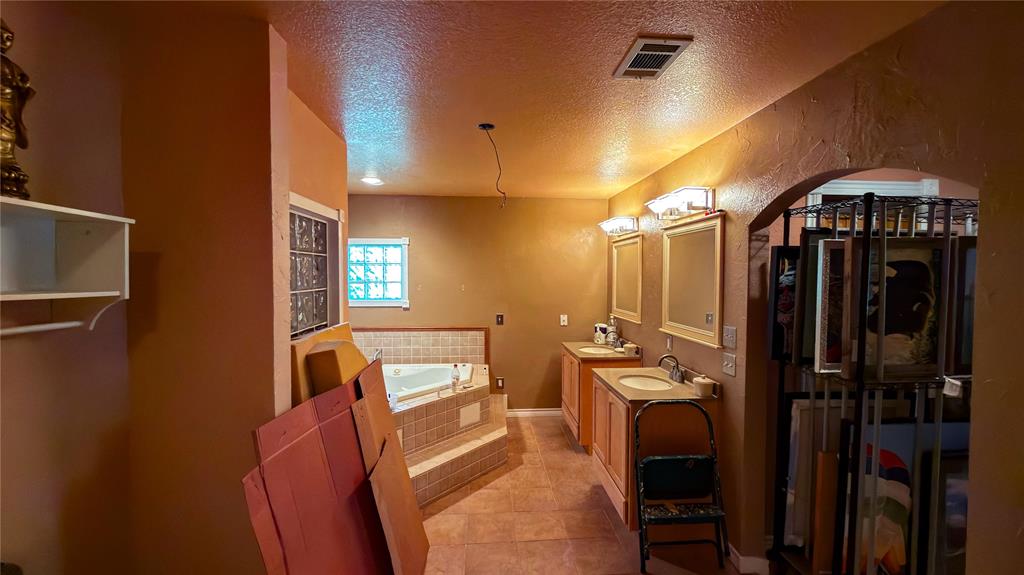 2900 Robinson Road Denton, TX 76210 - Photo 12 of 33 Primary Bathroom