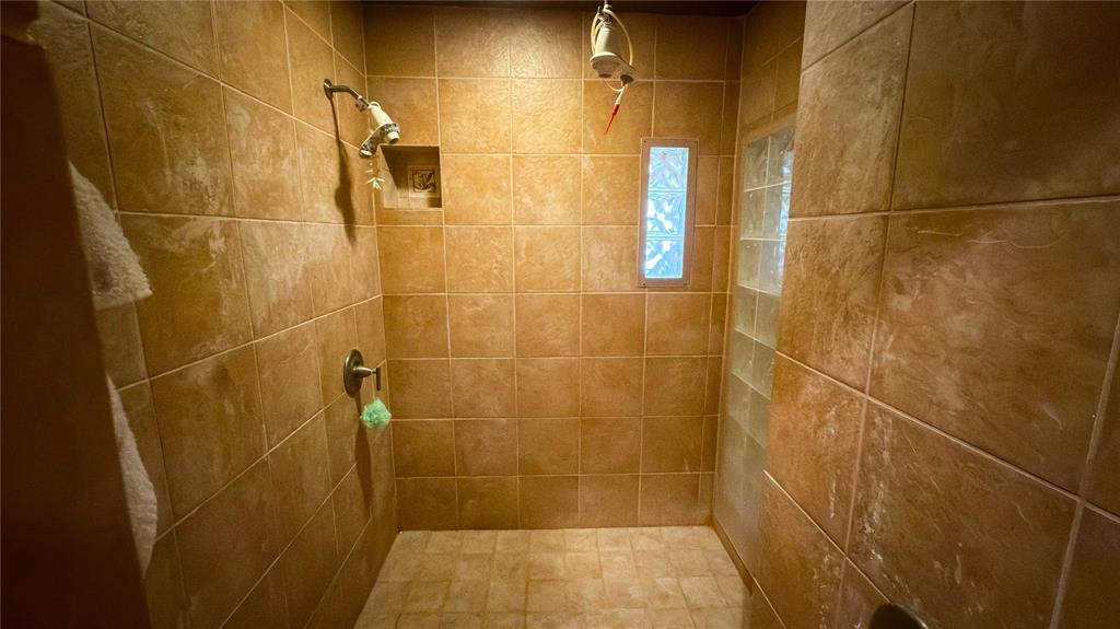 2900 Robinson Road Denton, TX 76210 - Photo 13 of 33 Primary Bathroom