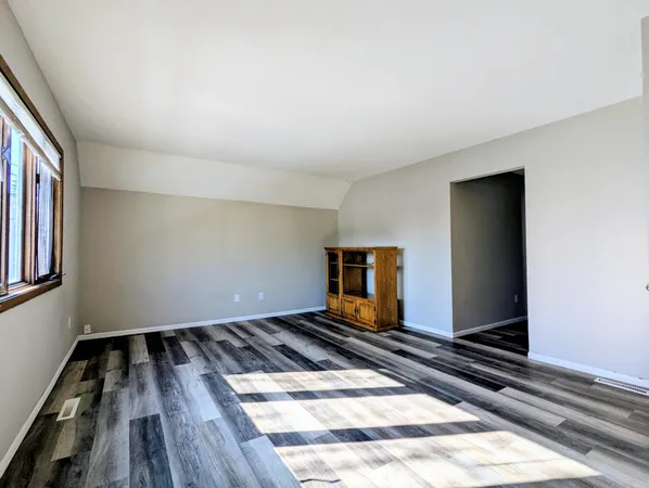 $1,100 | 825 Jessamine Avenue East, Unit 2, St. Paul, MN 55106