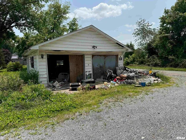 $11,000 | 301 North Chestnut Street, Christopher, IL 62822