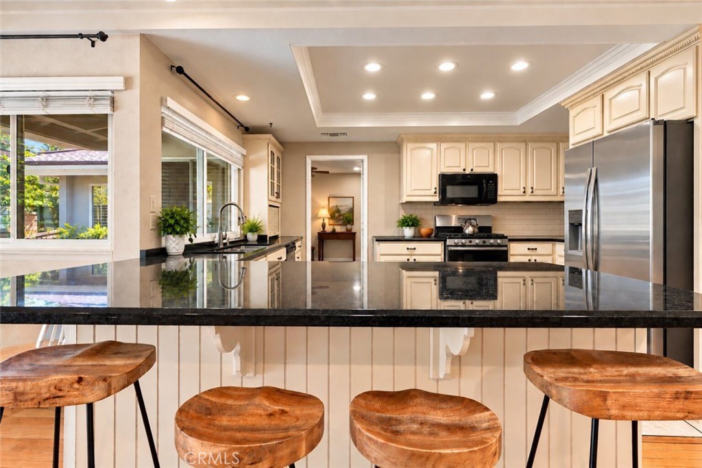 8554 Hillside Road Rancho Cucamonga, CA 91701 - Photo 13 of 40 Great Kitchen