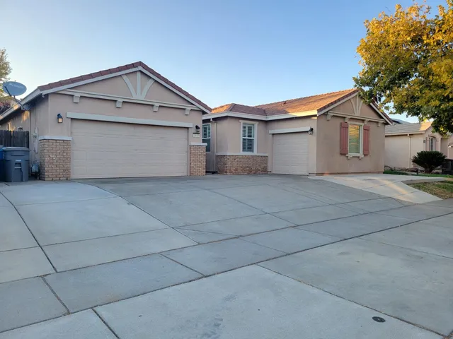 a view of house and outdoor space