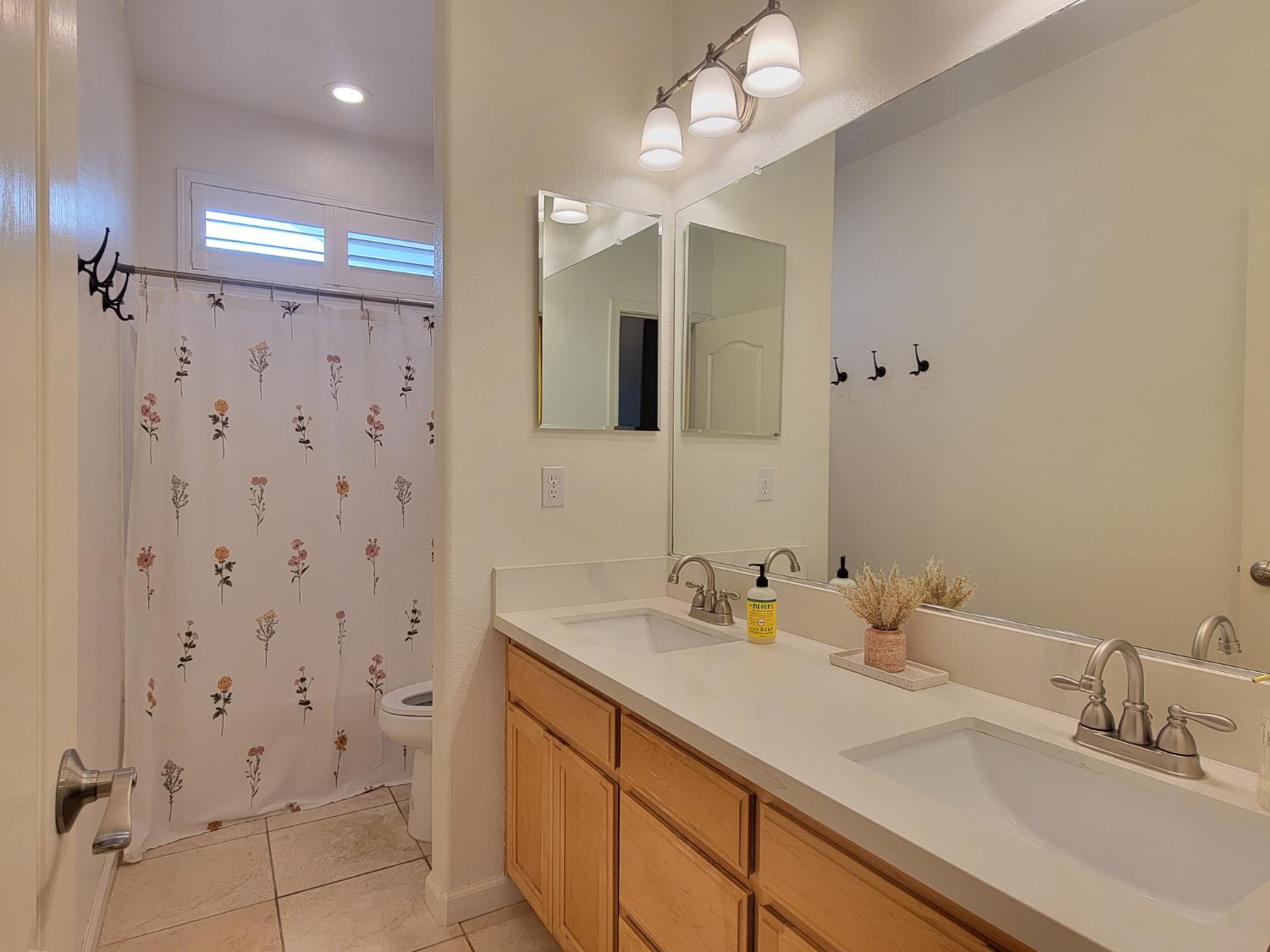 1607 Three Rivers Drive Marysville, CA 95901 - Photo 27 of 47 a bathroom with a sink and a mirror