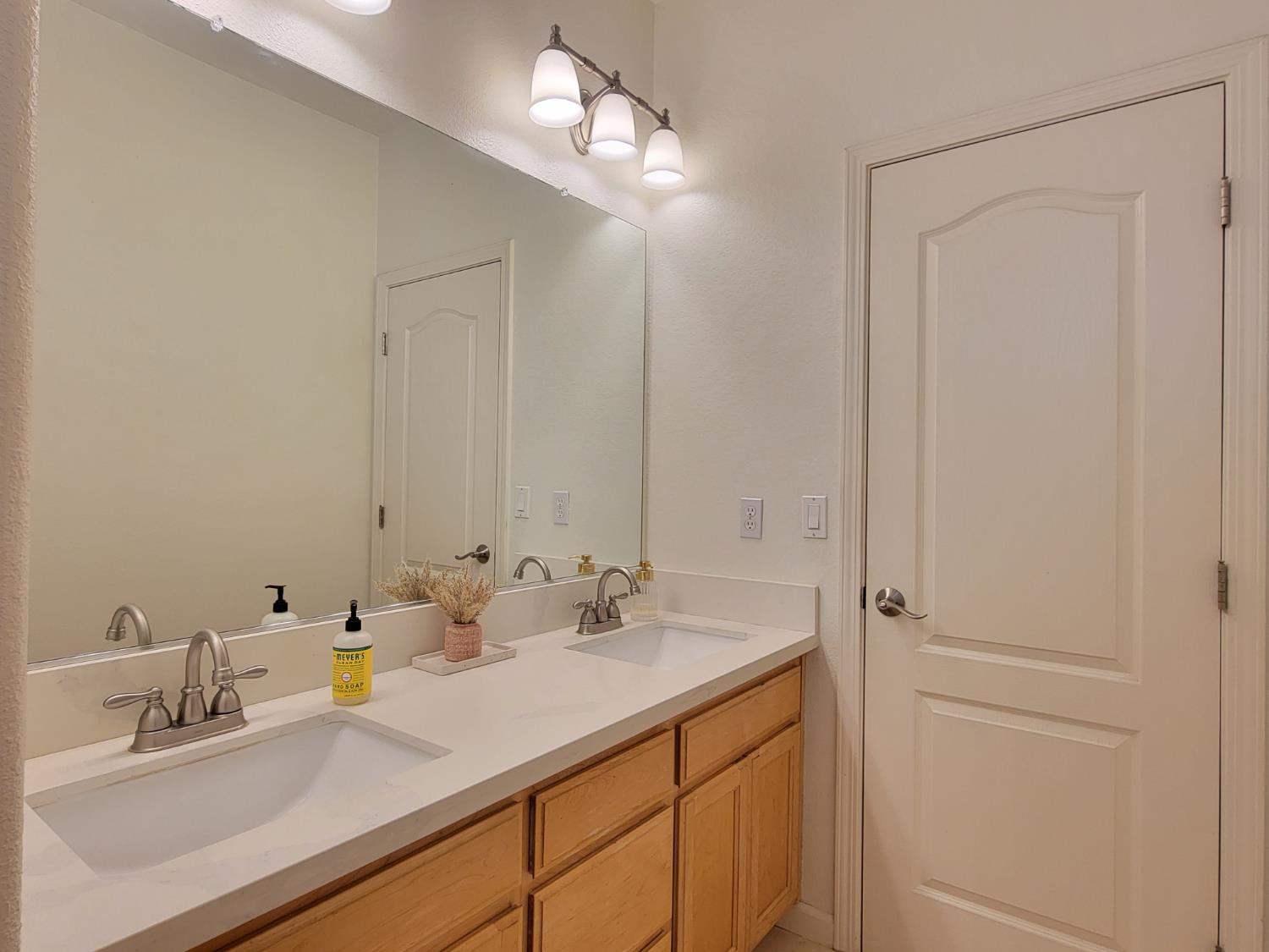 1607 Three Rivers Drive Marysville, CA 95901 - Photo 28 of 47 a bathroom with a sink and a mirror