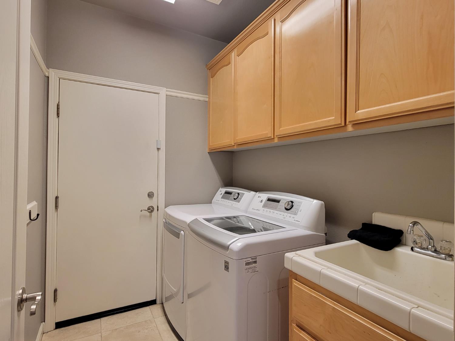 1607 Three Rivers Drive Marysville, CA 95901 - Photo 33 of 47 a utility room with dryer and washer