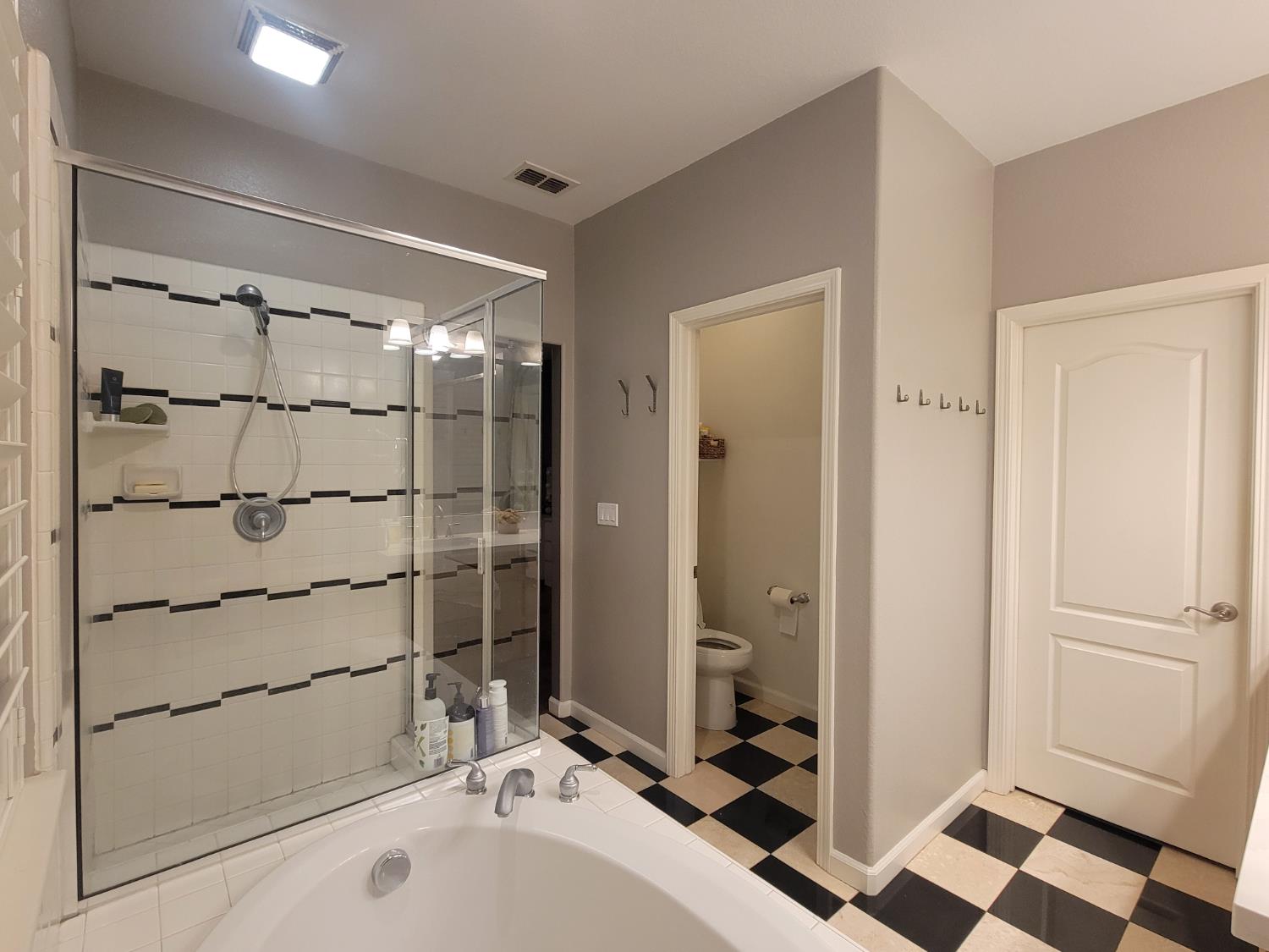 1607 Three Rivers Drive Marysville, CA 95901 - Photo 44 of 47 a bathroom with a bathtub and a shower