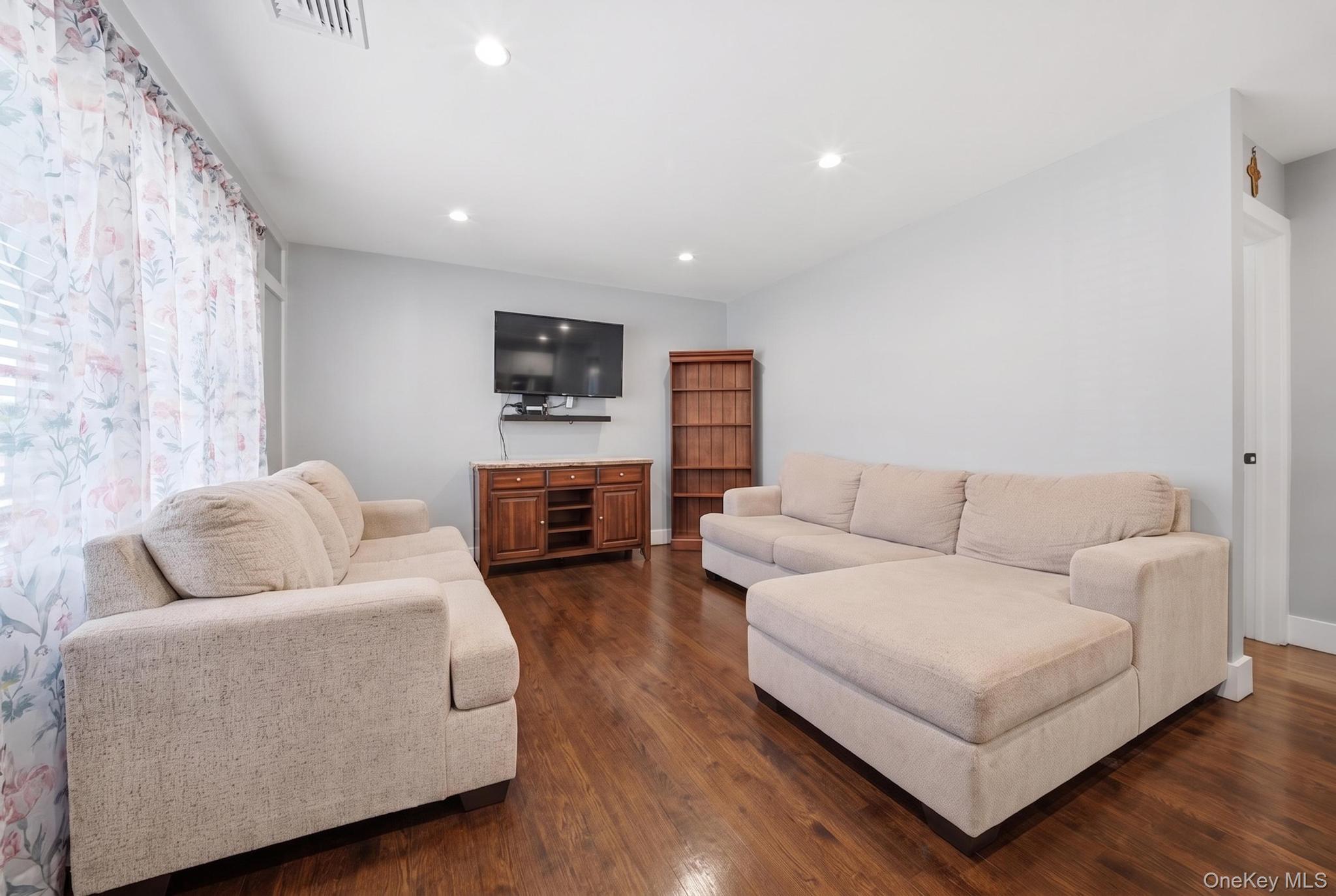 18 Devon Road Bethpage, NY 11714 - Photo 12 of 31 Gallery Image 12