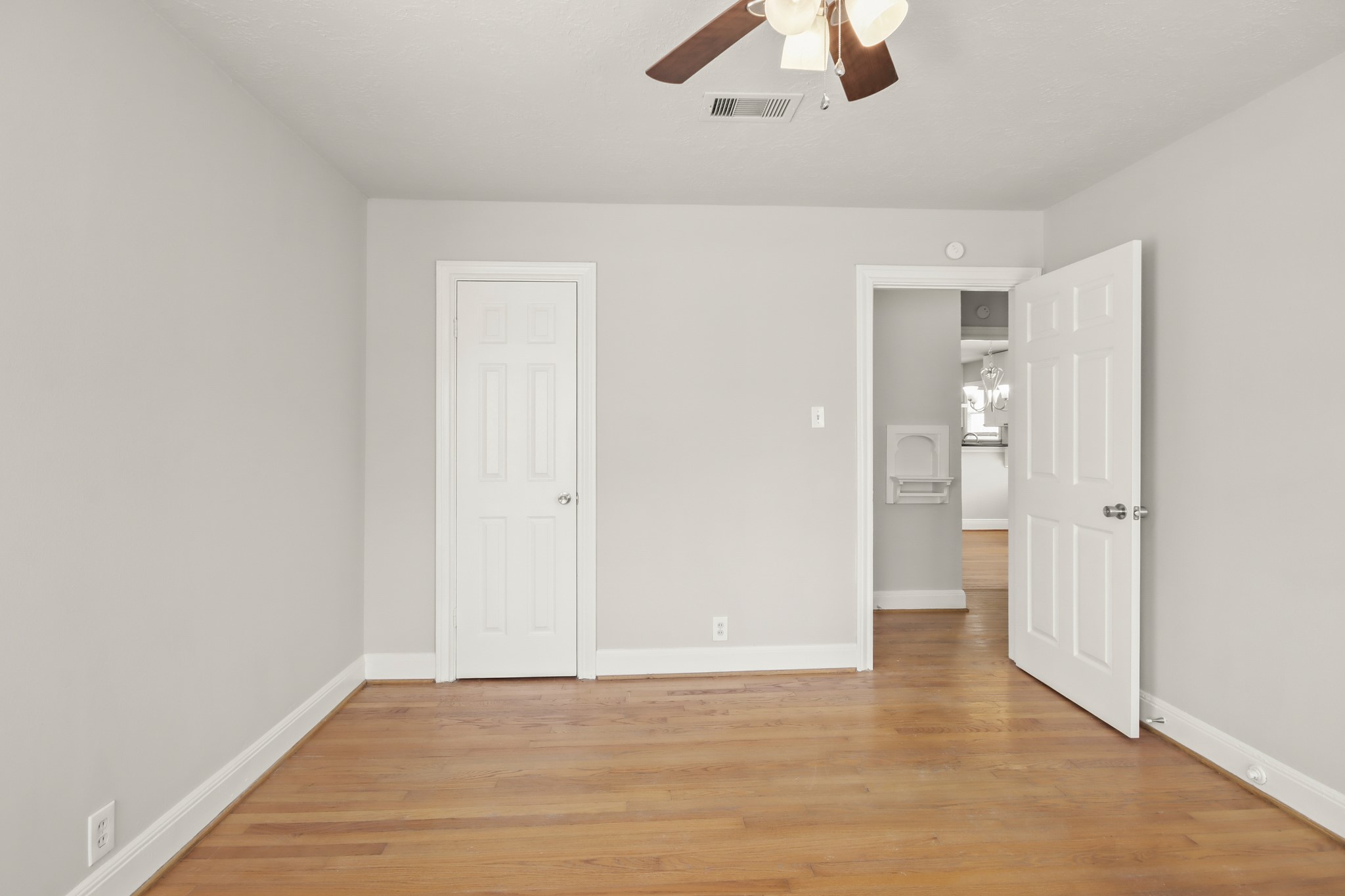 927 Walling Street Houston, TX 77009 - Photo 6 of 13 a view of an empty room and window