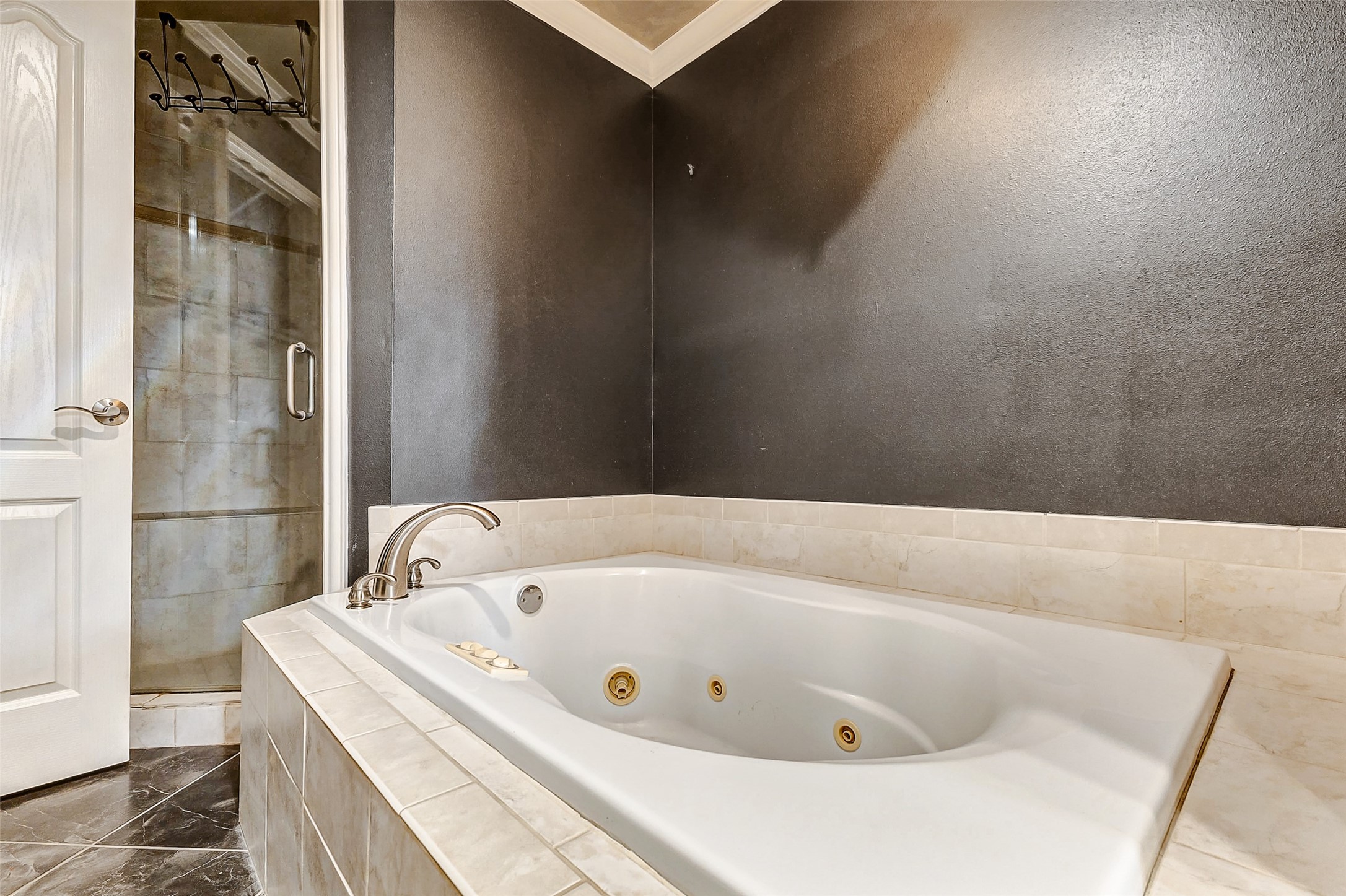 3022 Triway Lane Houston, TX 77043 - Photo 31 of 43 Relax and soak your cares away in the jetted tub in the primary bath.