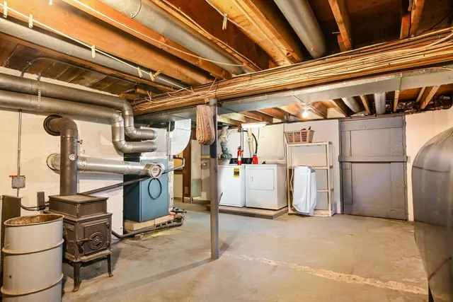 a view of a house with backyard and tree