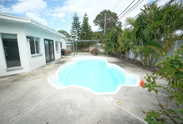 $3,500 | 7325 10th Street North, St. Petersburg, FL 33702