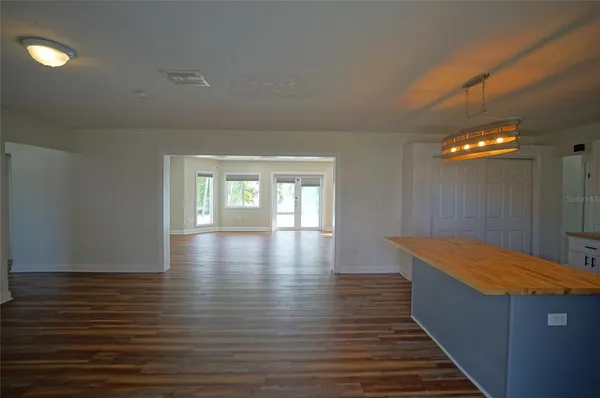 $3,500 | 7325 10th Street North, St. Petersburg, FL 33702