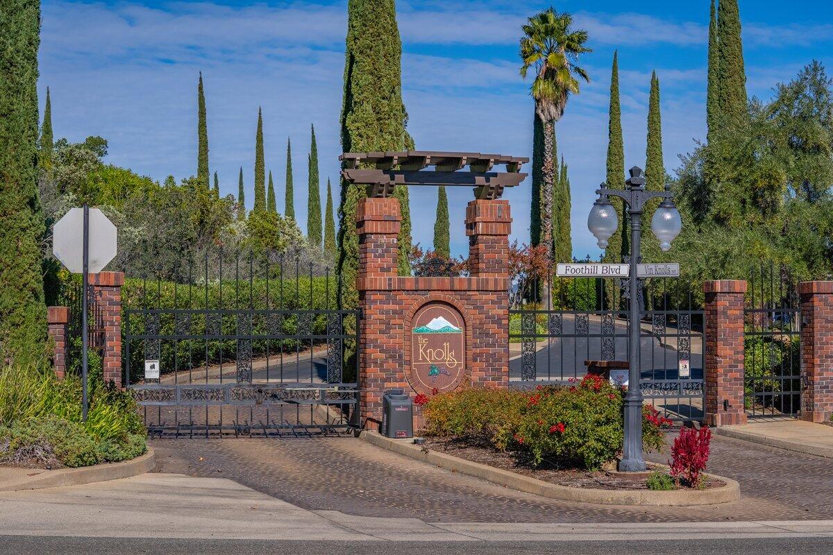 3197 Pinot Path Redding, CA 96001 - Photo 6 of 64 The Knolls - E-48 - Gated Entrance
