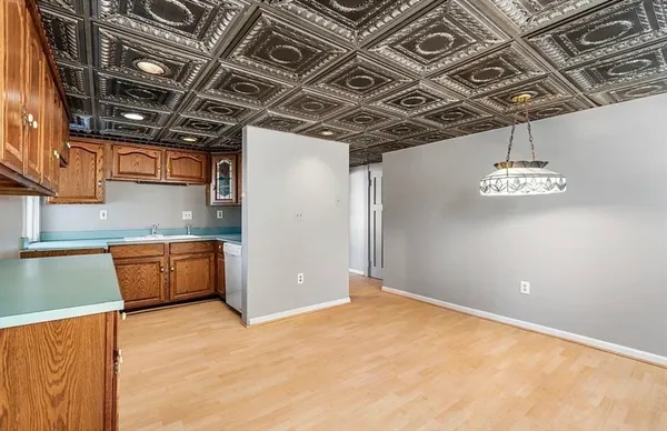 $2,500 | 98 Forest Park Avenue, Unit 1, Springfield, MA 01108