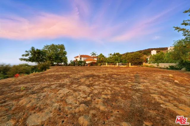 a view of a pathway with a yard