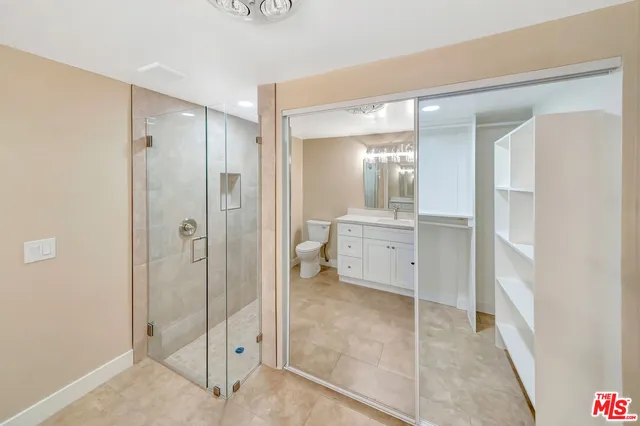 a view of yard with green space