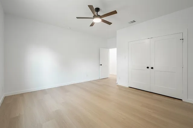 a view of a house with backyard and garden