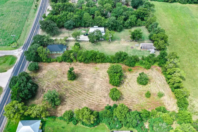 a view of yard with green space