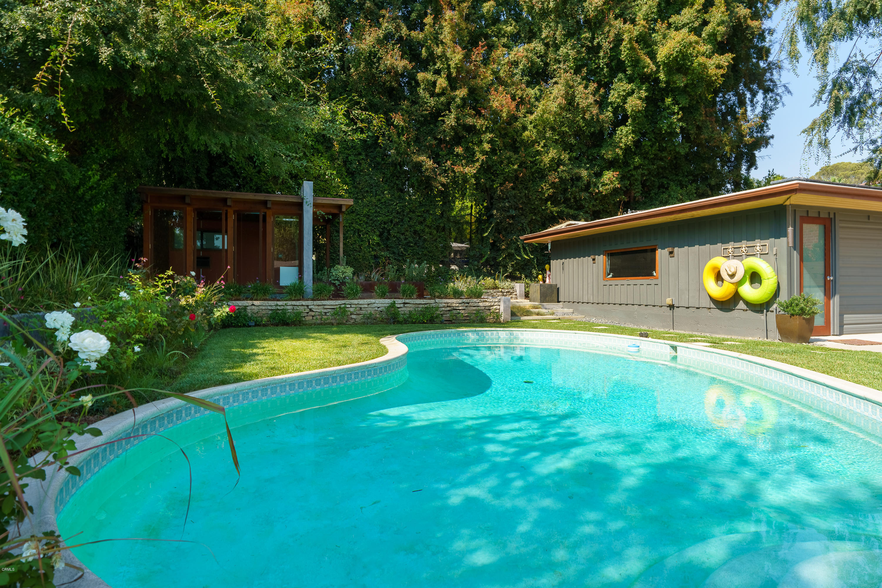 1025 Nithsdale Road Pasadena, CA 91105 - Photo 28 of 34 a view of a swimming pool with a patio